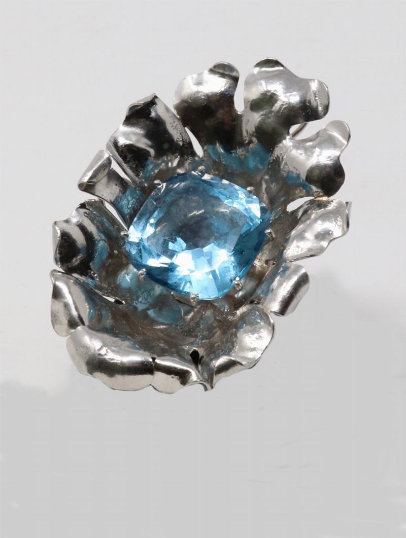 Anello in Oro Bianco a Forma di Fiore con Quarzo Azzurro Centrale