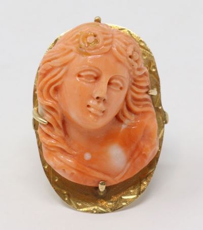 Anello in Oro Giallo con Scultura in Corallo
