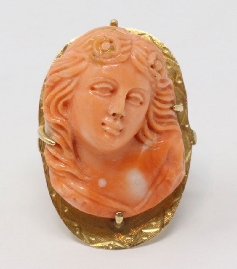 Anello in Oro Giallo con Scultura in Corallo