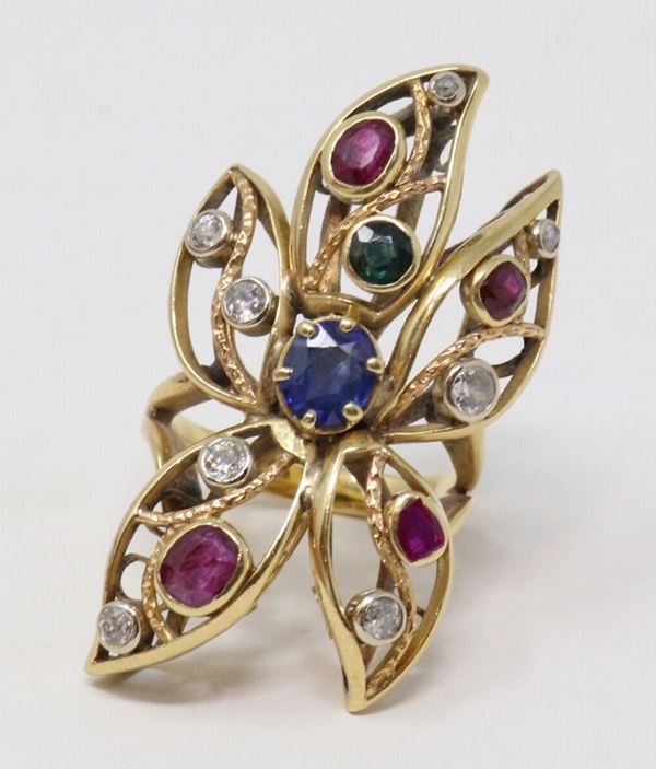 Anello in oro giallo a forma di foglia traforata con brillanti di vecchio taglio