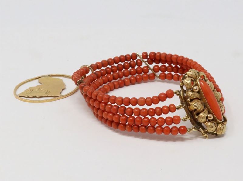 Bracciale a Quattro Fili di Piccole Sfere in Corallo con Fermatura e Ciondolo in Oro