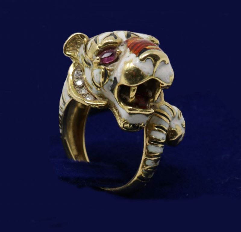 Anello in Oro a Forma di Testa di Tigre con Smalti Policromi e Piccoli Brillanti