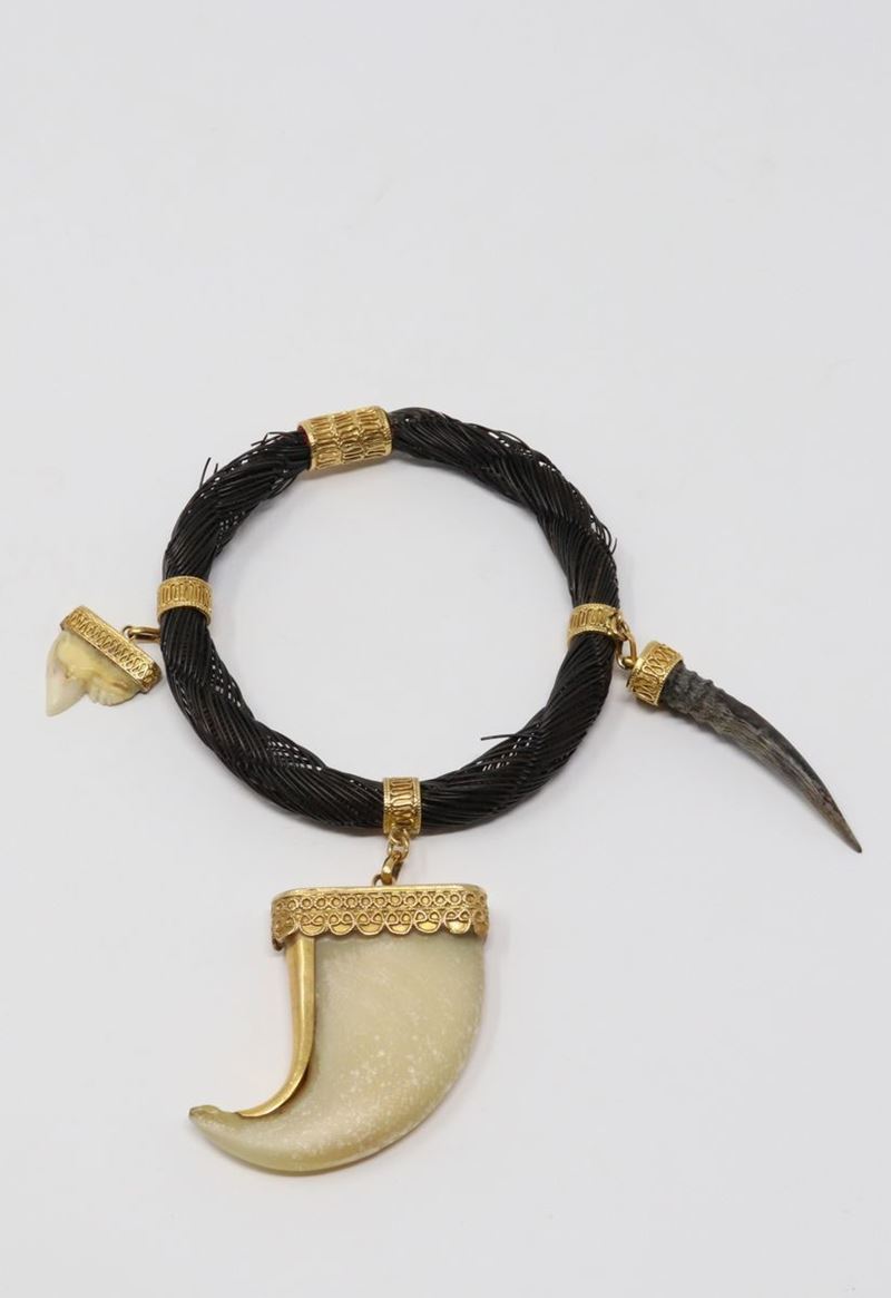 Bracciale a Fili con Fascette in Oro Giallo e Tre Denti di Animali con Montatura in Oro