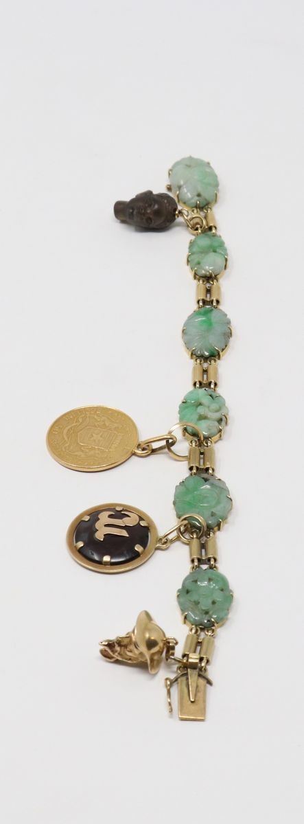 Bracciale in Oro con Sei Ovali in Giada Scolpita e Quattro Ciondoli