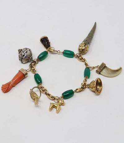Bracciale in Oro con Cinque Inserti in Pietra Dura e Otto Pendenti in Oro, Corallo, Pietra Dura e...