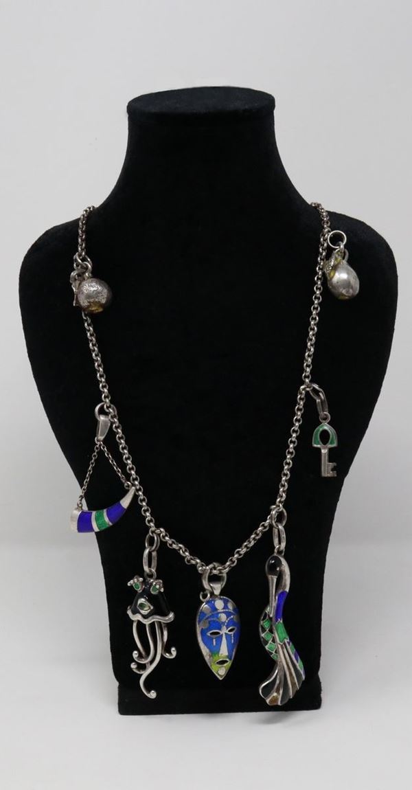 Catena in argento con sette pendenti in argento e smalti