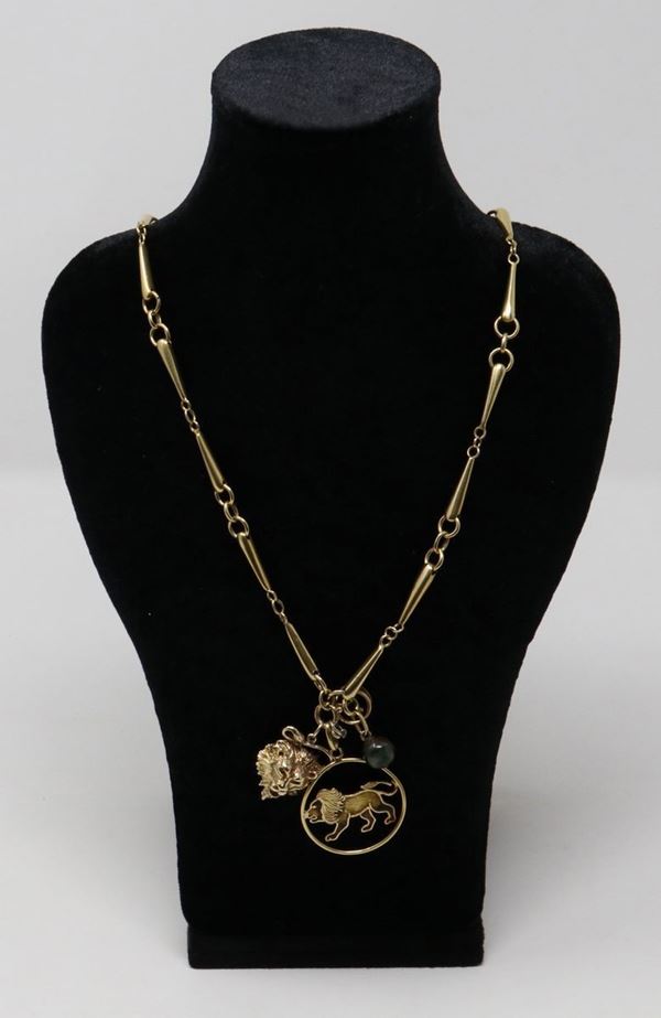 Collana in oro giallo con tre ciondoli in oro e uno in pietra dura