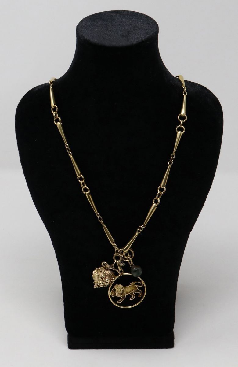 Collana in Oro Giallo con Tre Ciondoli in Oro e uno in Pietra Dura