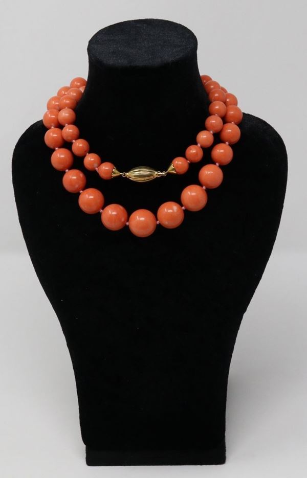 Collana in corallo a scalare con fermatura in oro