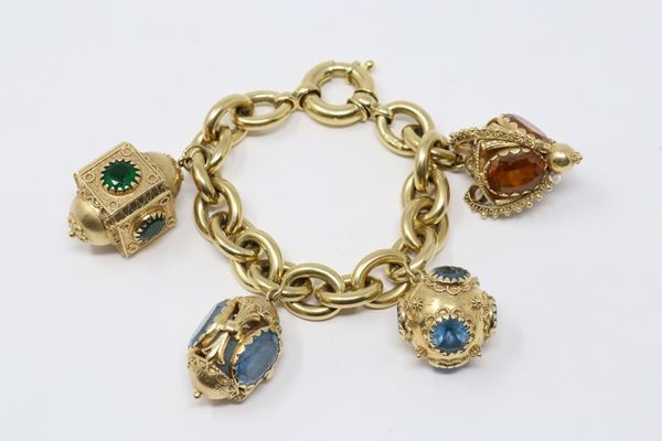 Bracciale in oro giallo con quattro charms in oro e pietre colorate