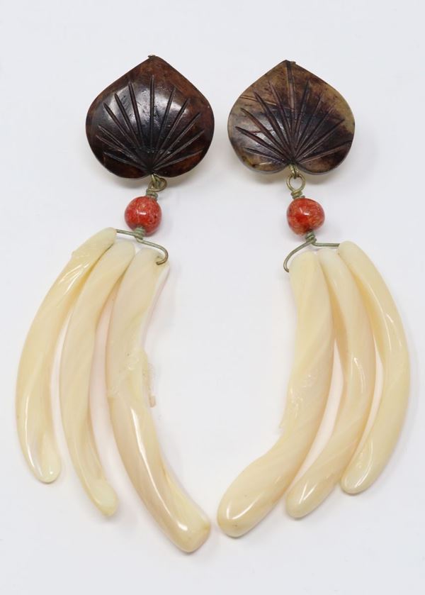 Orecchini a clips in legno e pendenti in madreperla