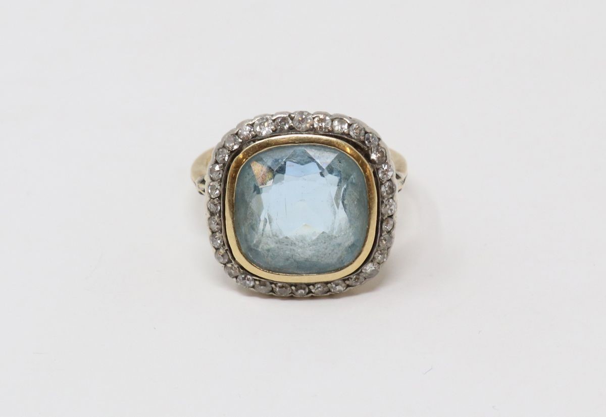 Quattro Anelli in Oro Giallo e Bianco con Rose di Diamante e Pietre Varie