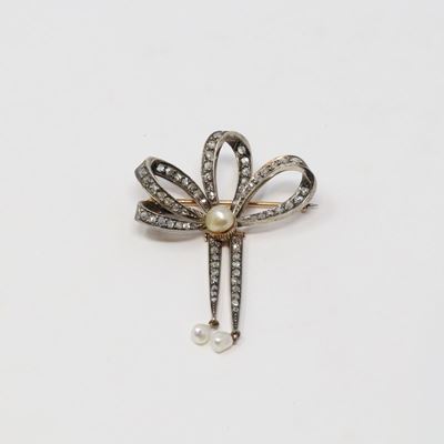 Spilla a Forma di Fiocco in Oro, Argento, Rose di Diamante e Perle