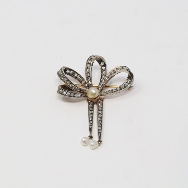 Spilla a Forma di Fiocco in Oro, Argento, Rose di Diamante e Perle