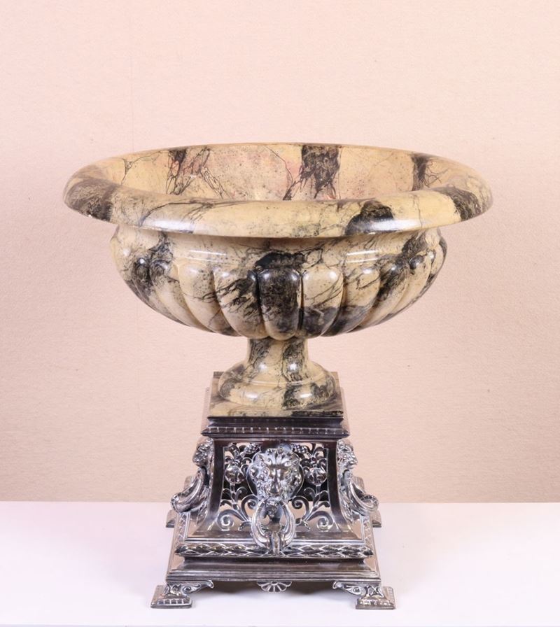 Grande Centrotavola con Base in Metallo Argentato e Coppa in Legno Marmorizzato