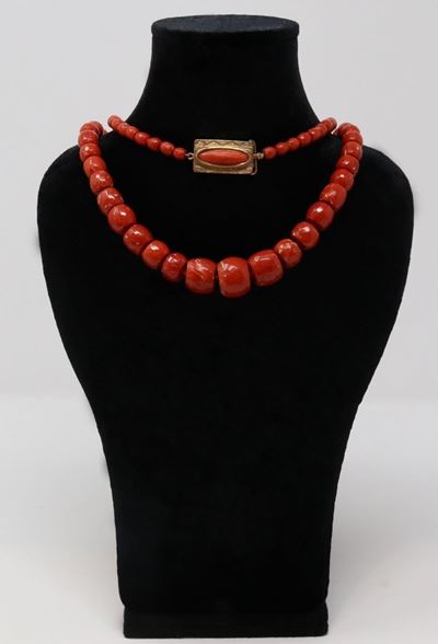 Collana in Corallo a Barilotti Sfaccettati a Scalare con Fermatura in Oro