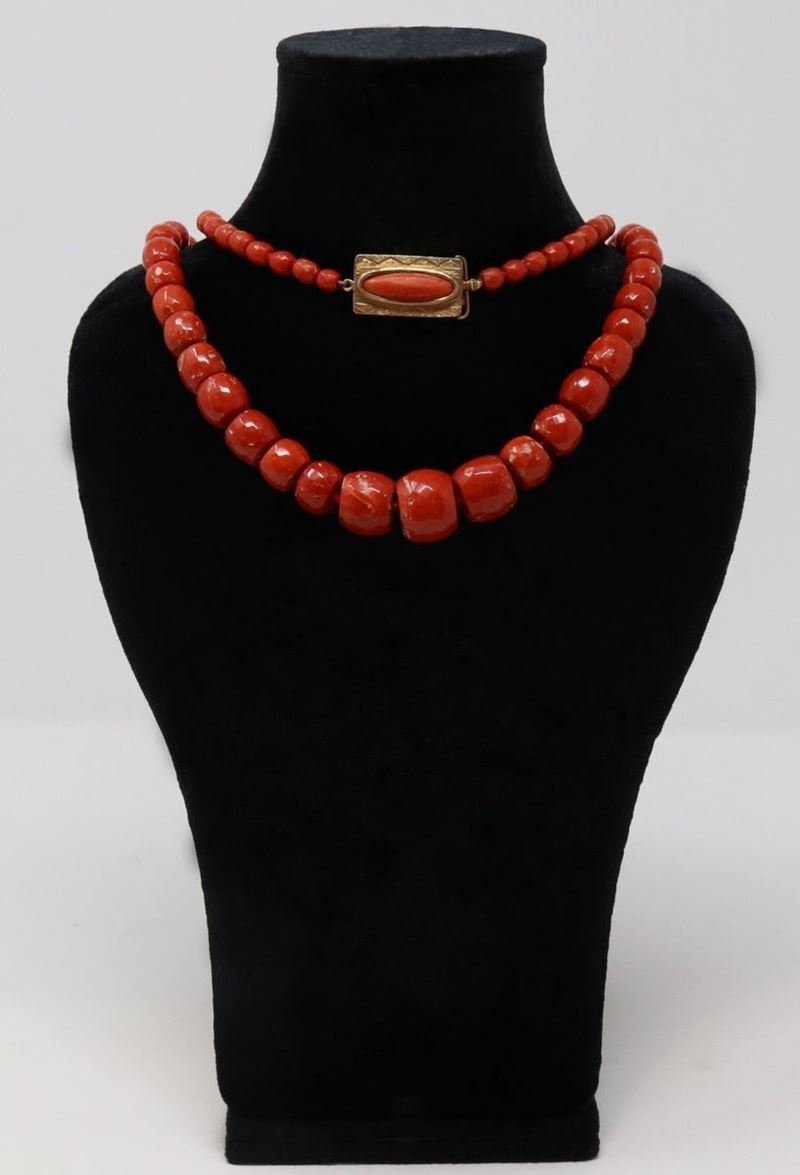Collana in Corallo a Barilotti Sfaccettati a Scalare con Fermatura in Oro