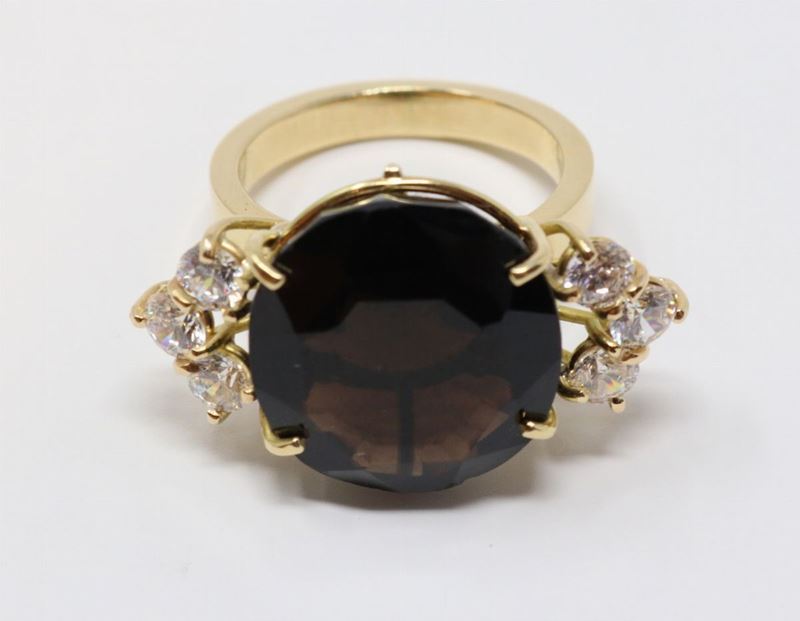 Anello in Oro con Quarzo Fumé Centrale e Zaffiri Bianchi Laterali