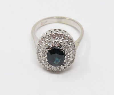 Anello in Oro Bianco con Zaffiro Centrale e Due File di Piccoli Brillanti a Contorno
