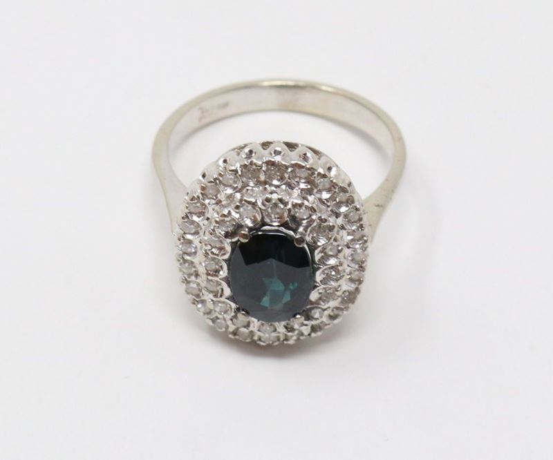 Anello in Oro Bianco con Zaffiro Centrale e Due File di Piccoli Brillanti a Contorno