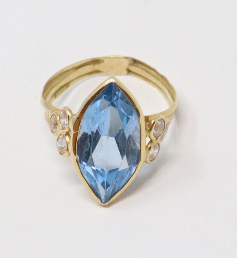 Anello in Oro Giallo con Pietra Sintetica Azzurra e Zaffiri Bianchi