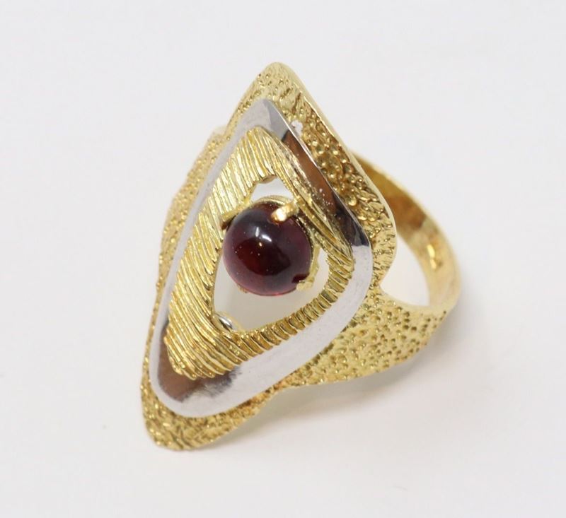 Anello in Oro Giallo e Bianco con Granato Cabochon al Centro