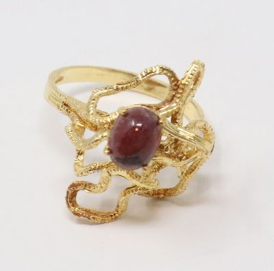Anello in Oro con Rodocrosite Cabochon Centrale