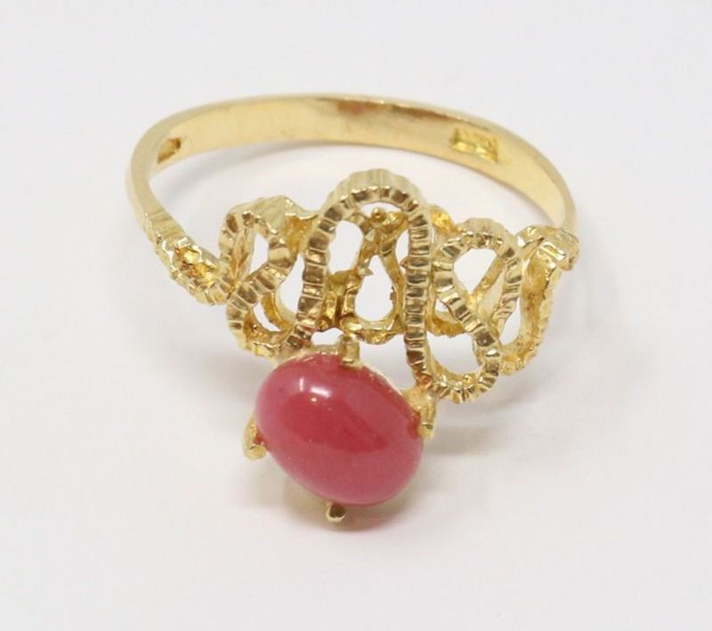 Anello in Oro con Rodocrosite Cabochon Centrale