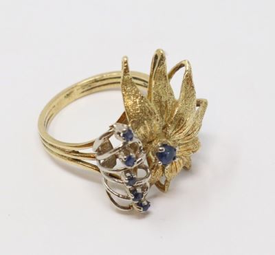 Anello a Forma di Fiore in Oro con Piccoli Zaffiri