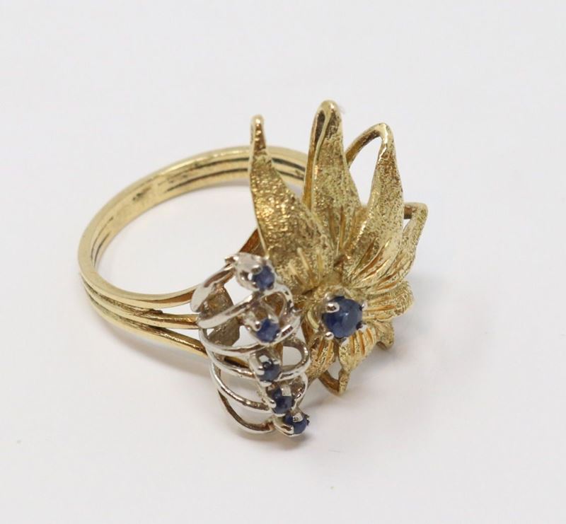 Anello a Forma di Fiore in Oro con Piccoli Zaffiri