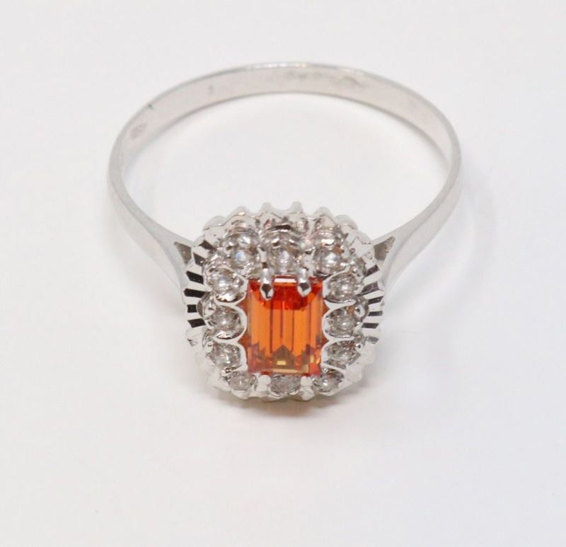 Anello in Oro con Topazio Madera e Zaffiri Bianchi