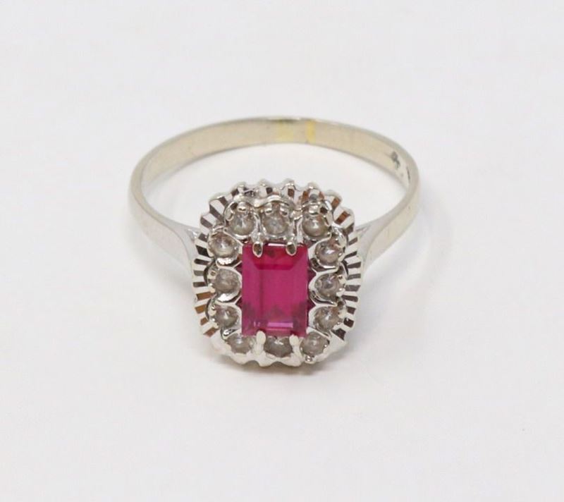 Anello in Oro Bianco con Spinello Sintetico e Zaffiri Bianchi