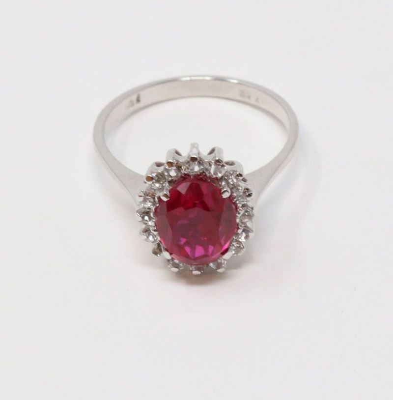 Anello in Oro con Rubino Sintetico e Zaffiri Bianchi