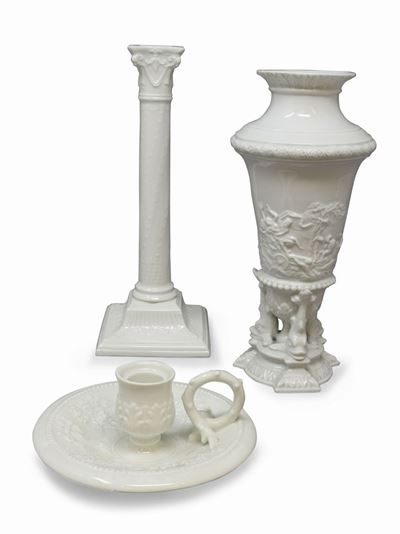 Un Candeliere, un Vaso e una Bugia in Porcellana Bianca