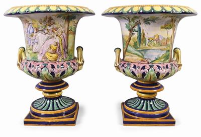 Coppia di Vasi Medicei in Maiolica Policroma