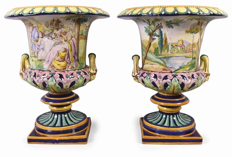 Coppia di Vasi Medicei in Maiolica Policroma