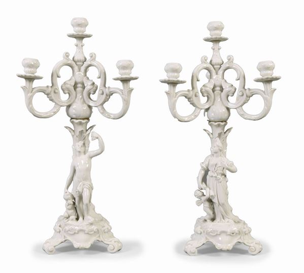 Coppia di candelabri in porcellana bianca