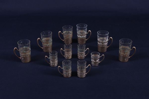 Dodici bicchieri in vetro molato con supporto in argento