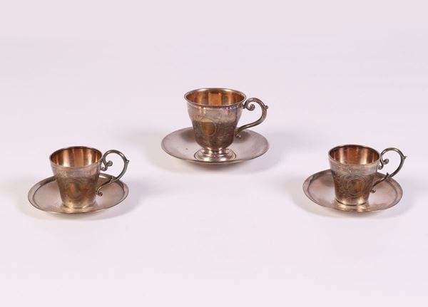 Tre tazze in argento con piatto