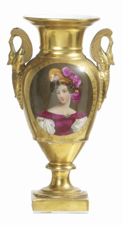 Vaso a Volute in Porcellana Policroma e Oro