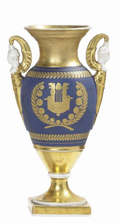 Vaso a Anfora Biansato in Porcellana Policroma e Oro