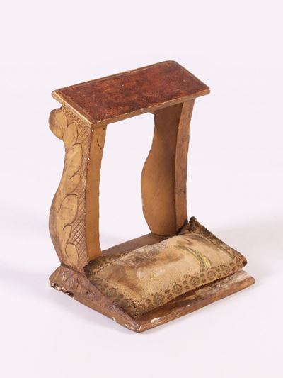 Modello di Inginocchiatoio in Legno Laccato e Dorato