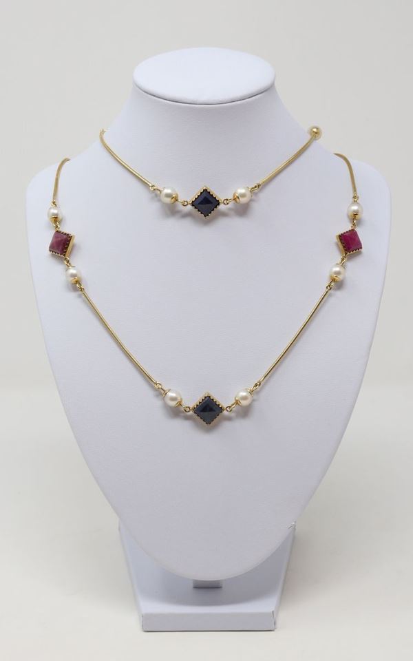 Collana in oro giallo con radici di rubino, di zaffiro e perle