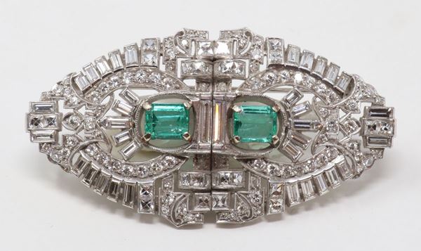 Spilla ovale in oro bianco con diamanti e due smeraldi  - Auction Jewelery, Watches and Silver - Casa d'aste Farsettiarte