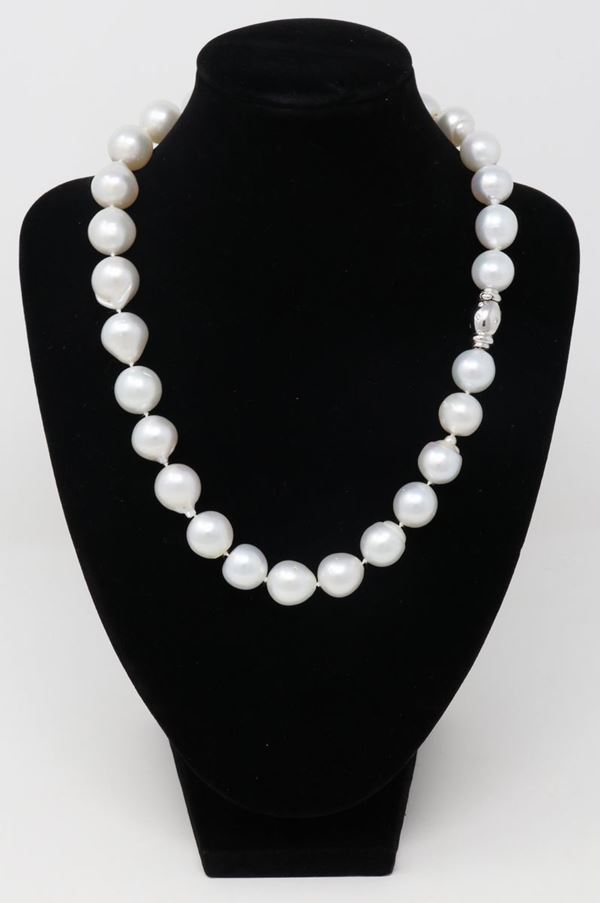 Collana di perle australiane con chiusura in oro bianco e piccoli diamanti  - Auction Jewelery, Watches and Silver - Casa d'aste Farsettiarte