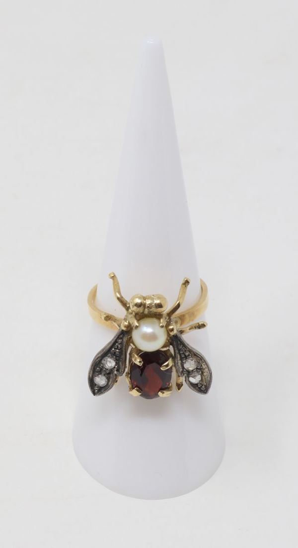 Anello in oro e argento con mosca in granato, perla e rose di diamante