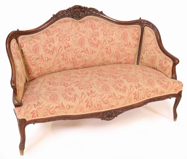 Un divano e due poltrone e in legno di noce