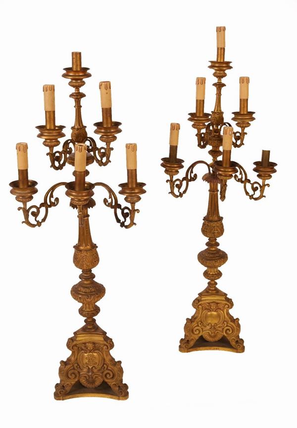 Coppia di grandi candelieri a sei luci in bronzo dorato