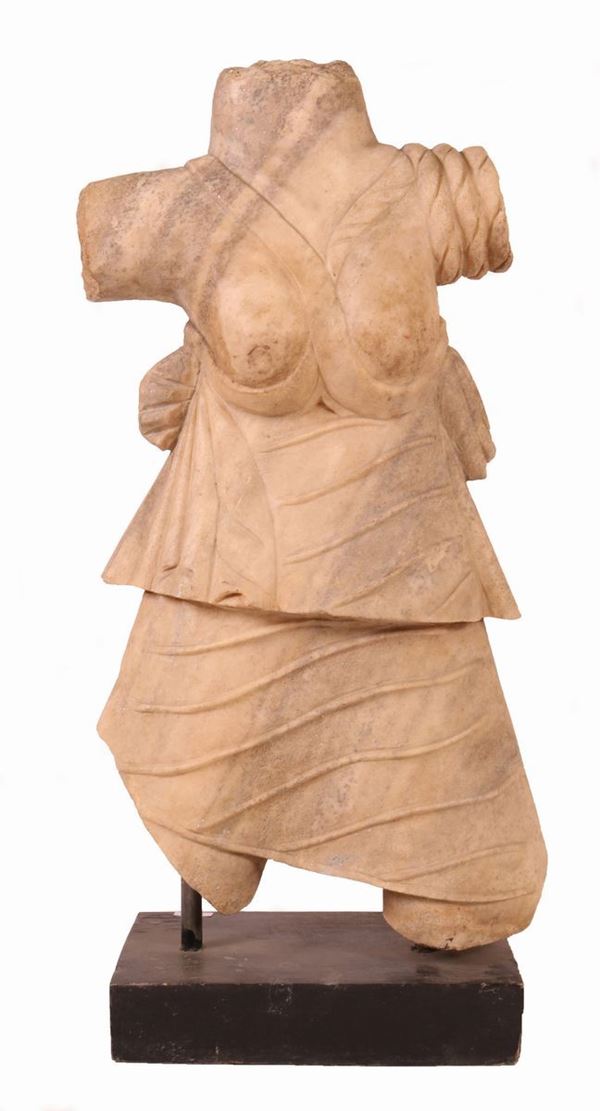 Frammento di statua femminile panneggiata in marmo
