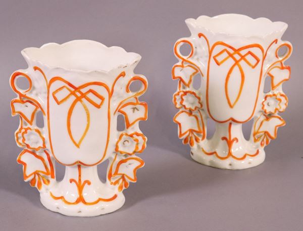 Coppia di vasi portafiori in porcellana bianca e arancio